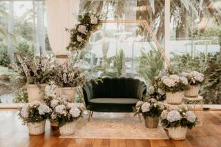 Ideas photocall boda con muchas flores y un hexágono con un neón