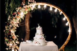 Tarta de boda bajo un círculo de luces