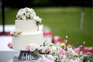 Tarta de boda con flores blancas y rosas