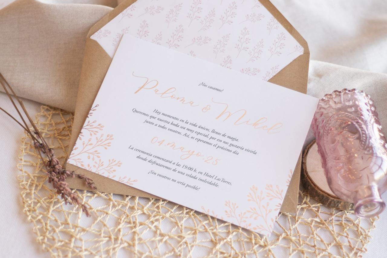 Bodas en color rosa románticas y solidarias: invitaciones de boda