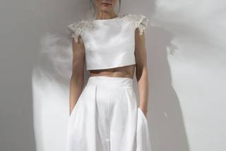 Trajes de novia con pantalones: conjunto con pantalón fluido y top