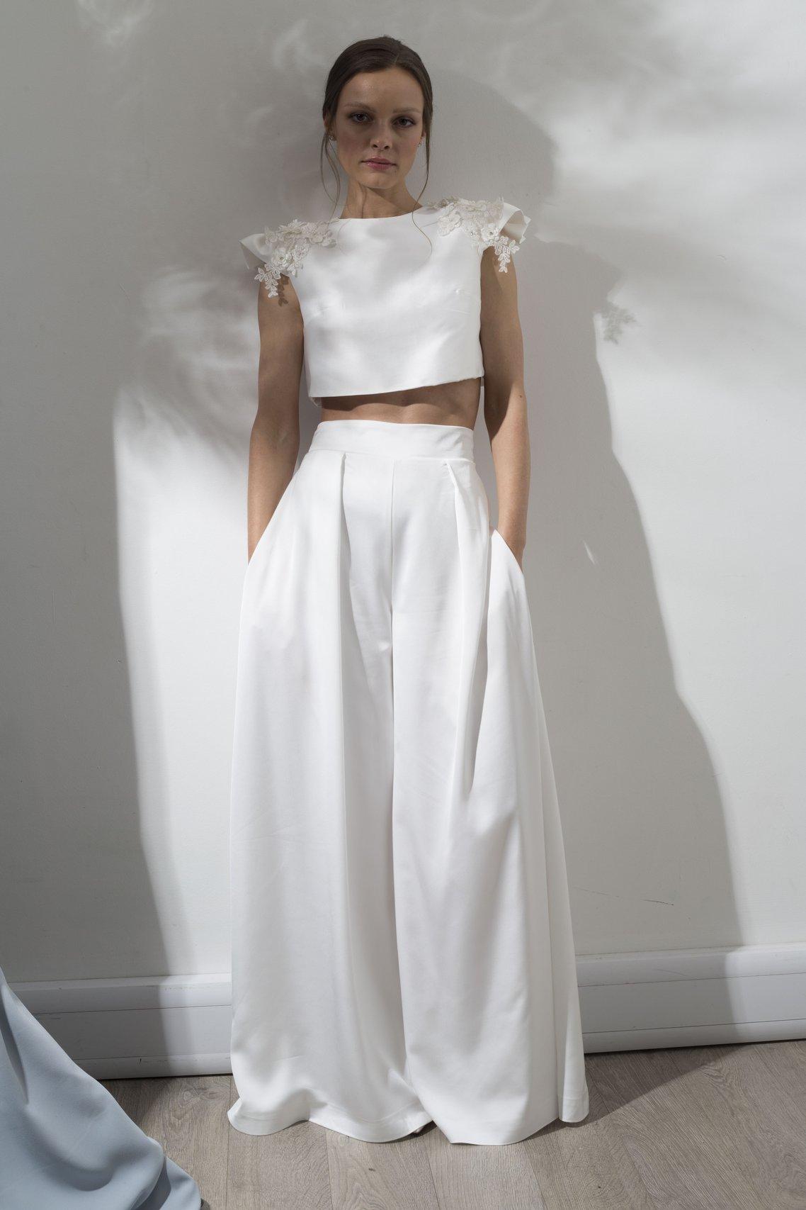 Trajes de novia con pantalones: conjunto con pantalón fluido y top