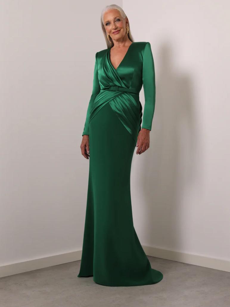 Madrina elegant sencilla: vestido de madrina verde con manga larga y fruncido cintura