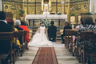 Salmos para bodas: pareja de espaldas en el interior de una iglesia durante la celebración de una boda