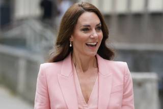 Kate Middleton con traje de chaqueta y pantalón rosa barbiecore