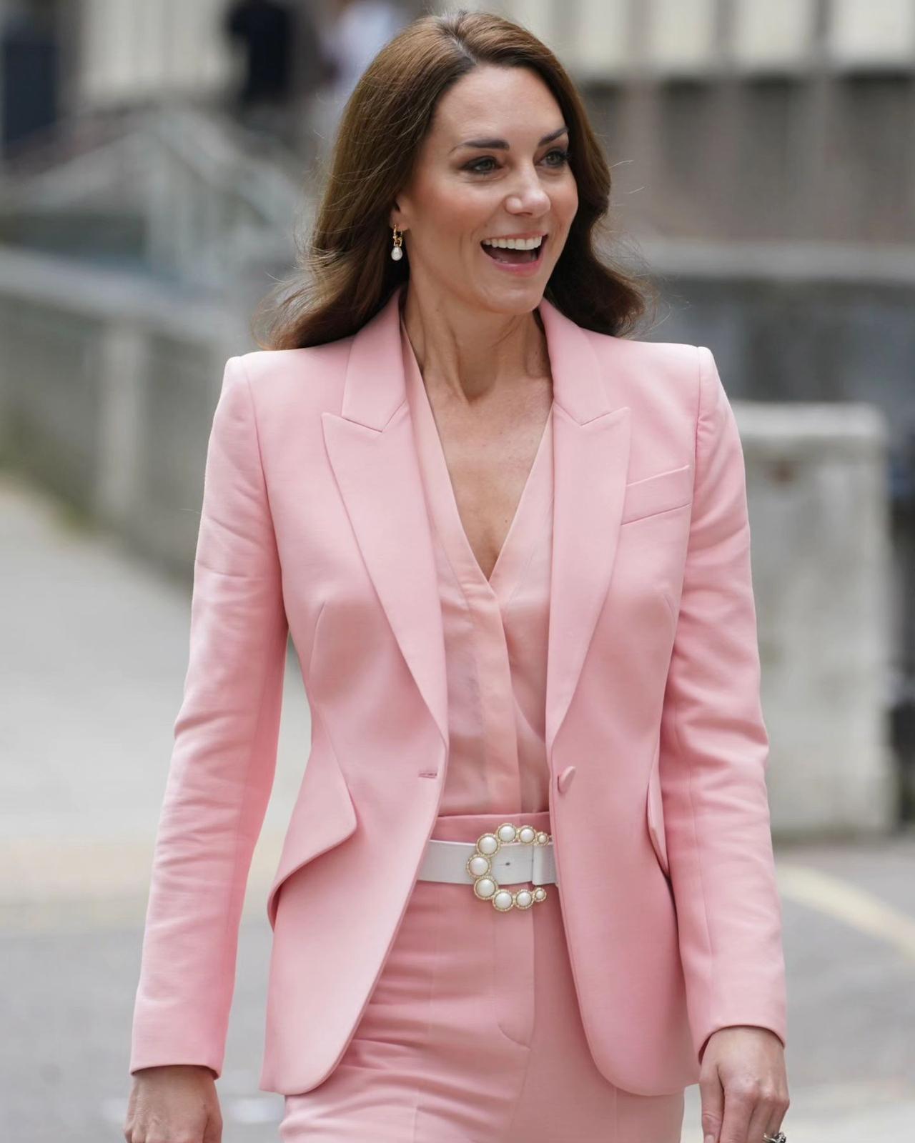 Kate Middleton con traje de chaqueta y pantalón rosa barbiecore