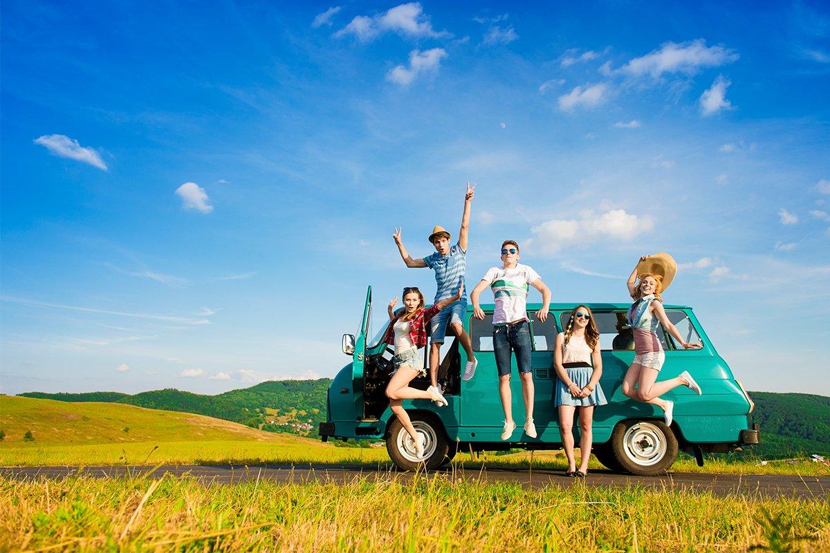 Amigos junto a una furgoneta de vacaciones después del día de la boda