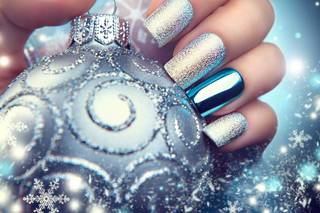 Manicura de Navidad 2023 en plata con purpurina y en azul brillante