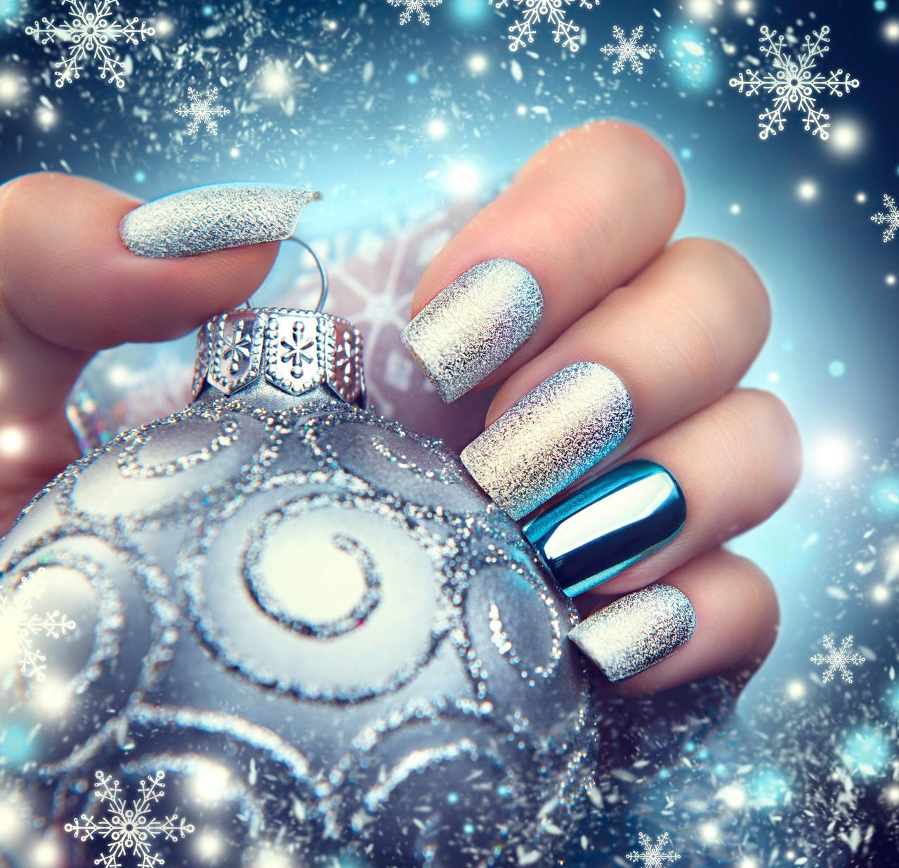 Manicura de Navidad 2023 en plata con purpurina y en azul brillante