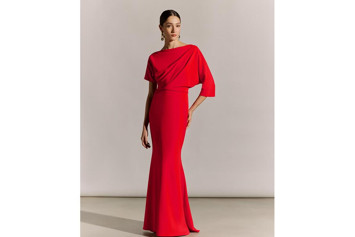 Vestidos para la madre de la novia: modelo de fiesta largo de color rojo con escote asimétrico