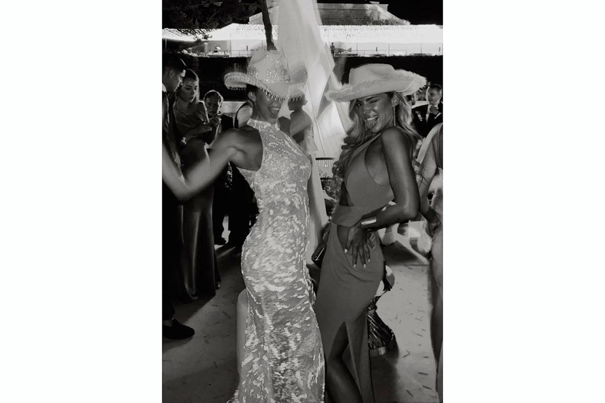 Paddy Noarbe y una amiga el día de la boda 