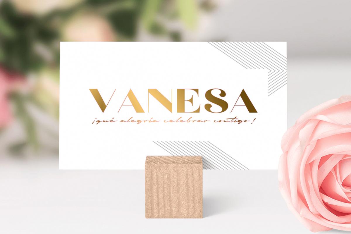 Marcasitios con letras doradas sobre base de madera