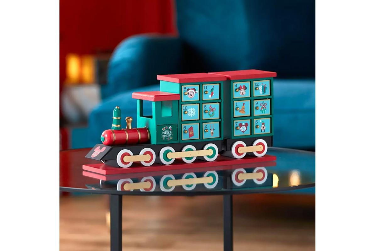 Calendario de Adviento con forma de tren con algunos de los personajes de Disney