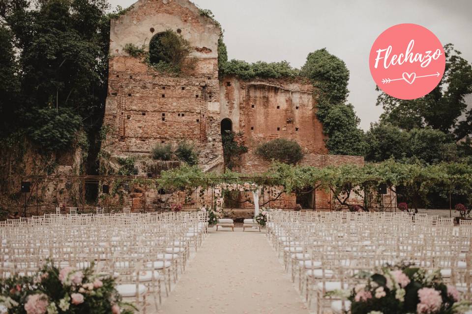 Locales al aire libre para fiesta Málaga: montaje para una boda civil en un precioso exterior con unas ruinas de fondo