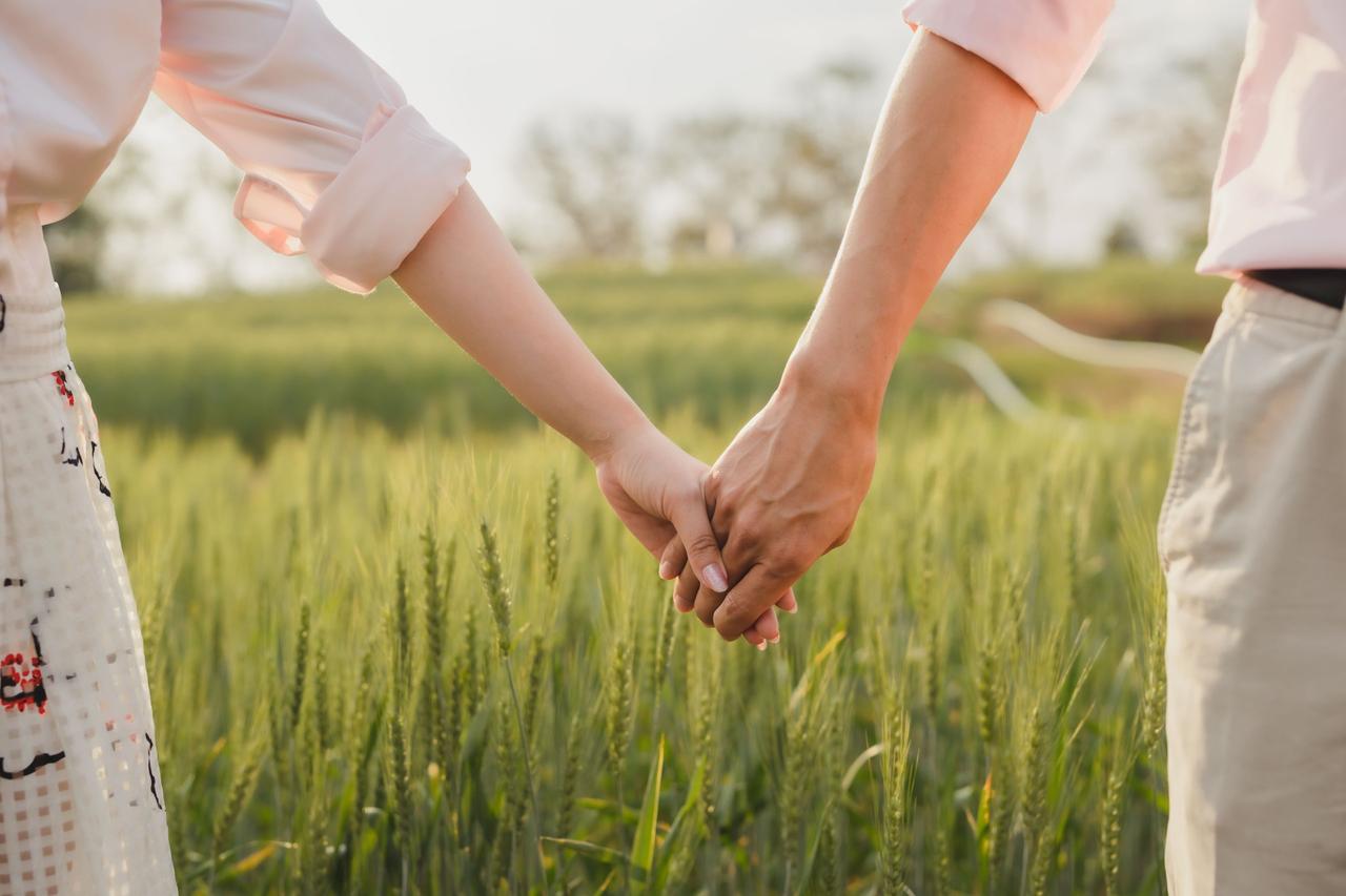 Relación LAT: manos de chico y chica entrelazadas
