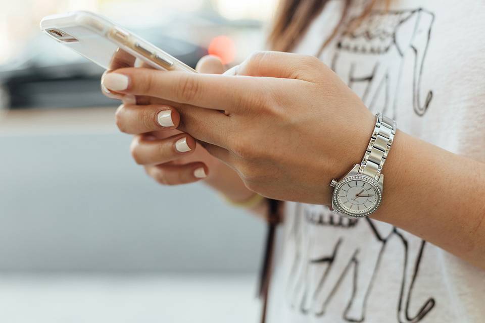 Manos femeninas sujetando un teléfono móvil