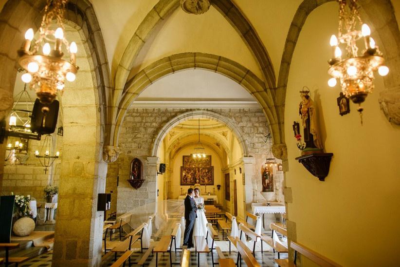 Interior de una capilla el día de la boda con la pareja a punto de hacer su salida