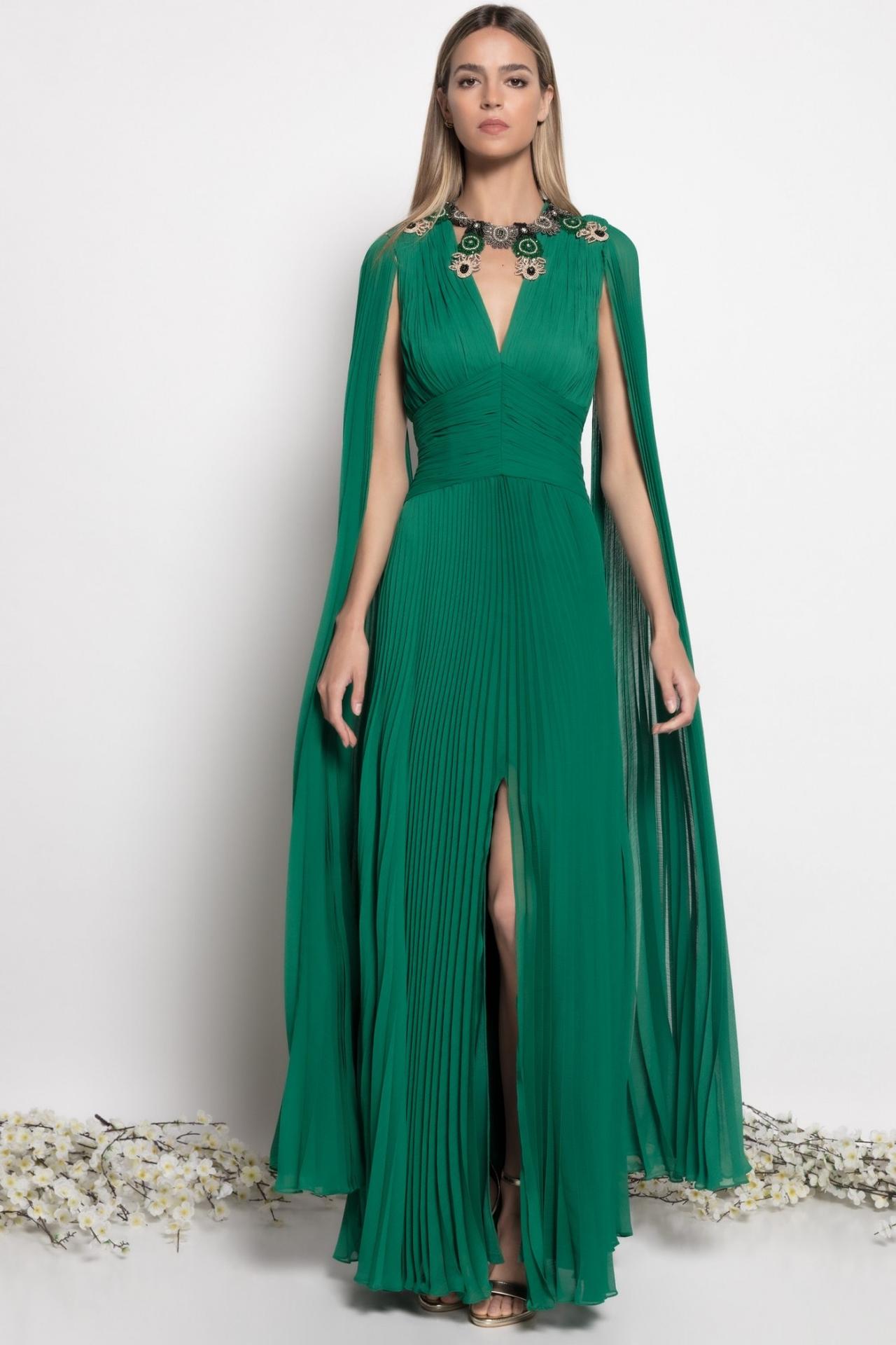 Madrina elegant sencilla: vestido de fiesta verde con tablas y abertura en el centro