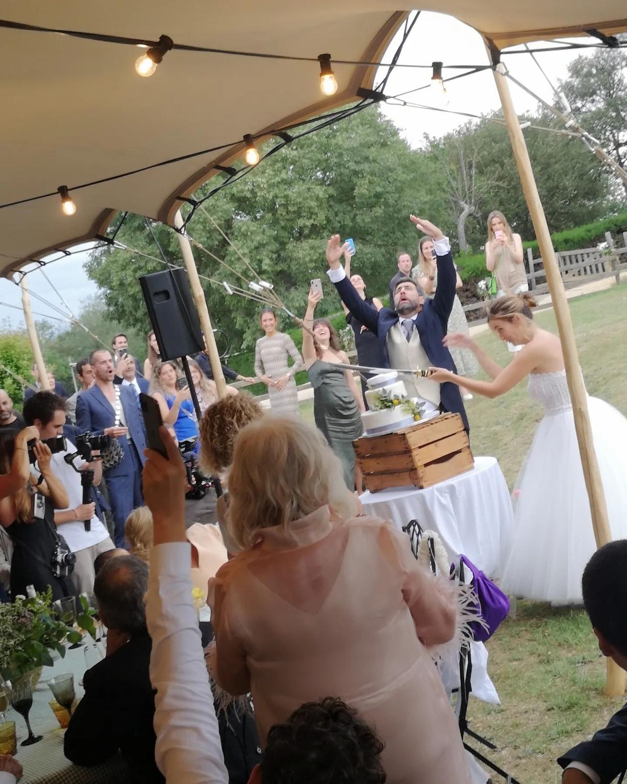 corte de la tarta en la boda de Rigoberta Bandini y Esteban Navarro