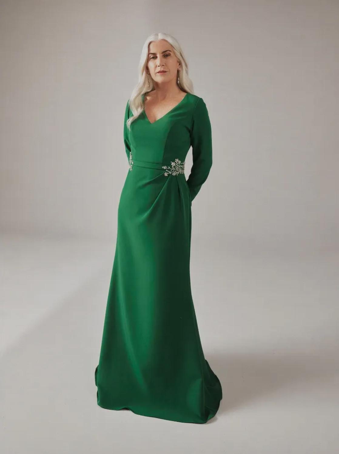 Madrina elegant sencilla: vestido de fiesta en verde musgo con manga larga