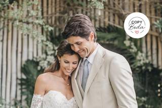 Primer plano de la boda de Ana Boyer y Fernando Verdasco en 2017 delante del espacio de la ceremonia decorado con cañas de bambú y plantas