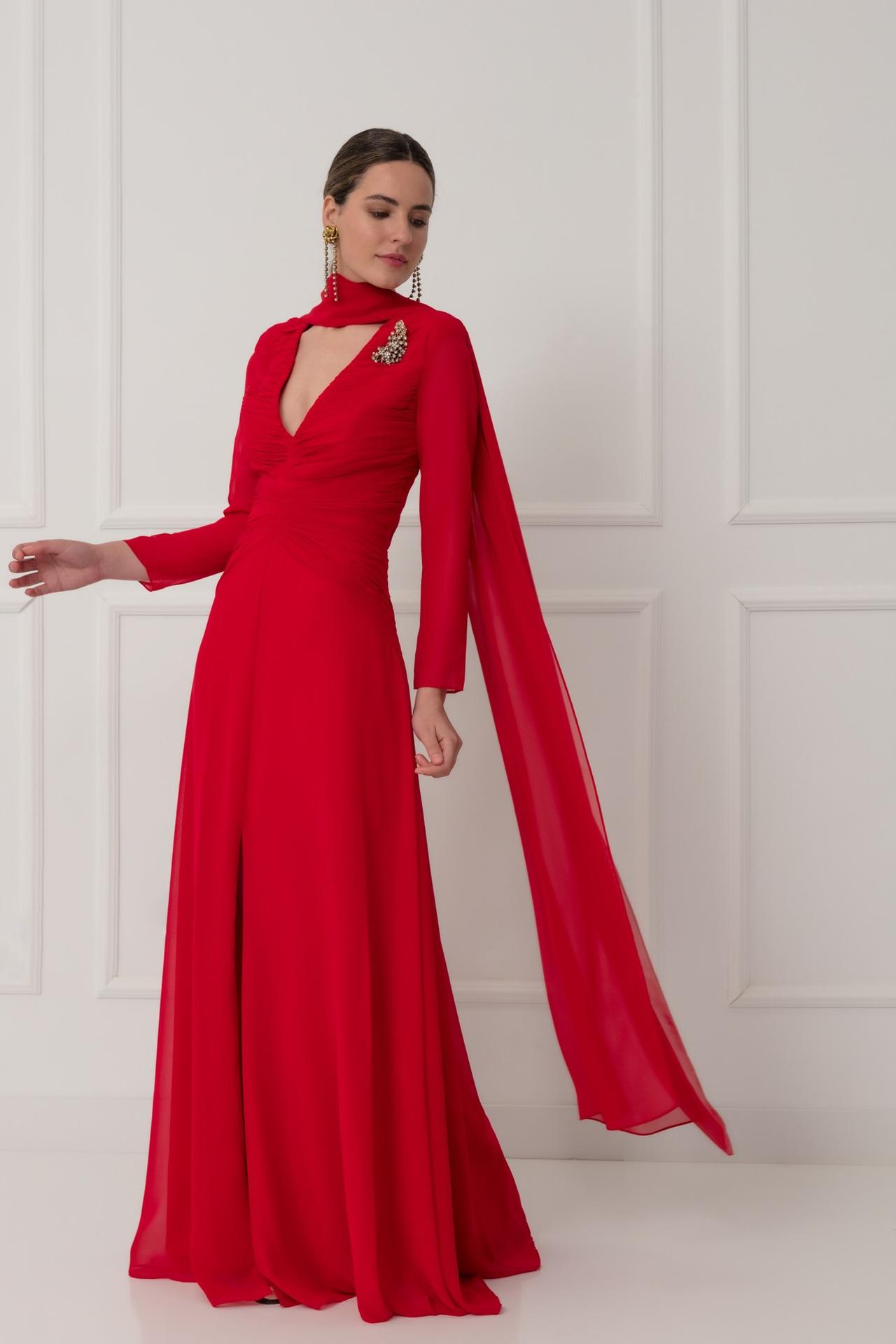 Madrina elegant sencilla: vestido de fiesta rojo con escote en pico y cola