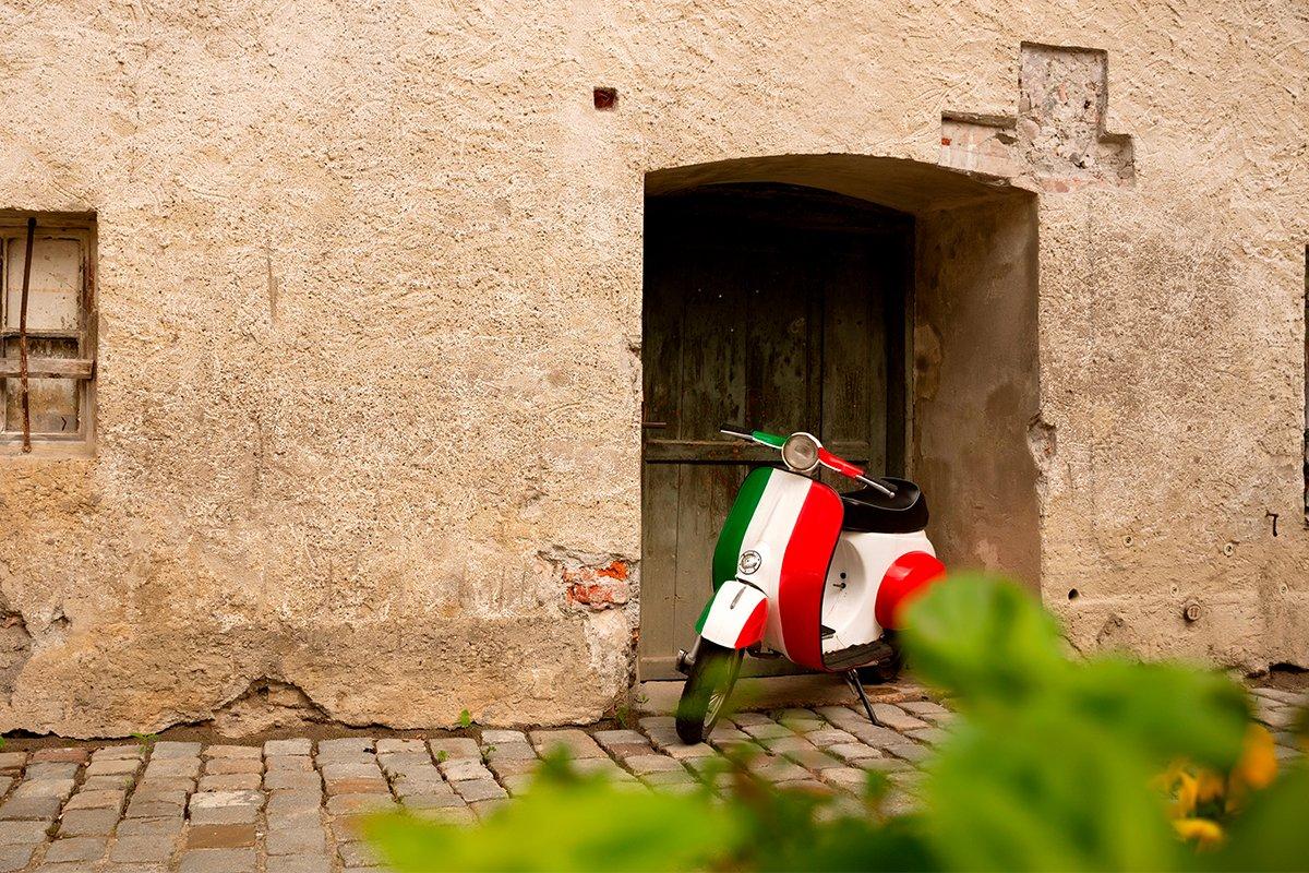 Vespa con la banderada italiana aparcada en Roma