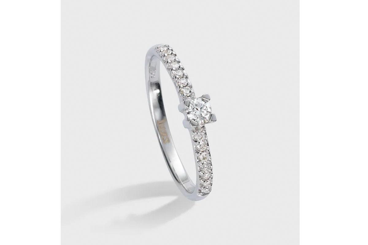 Anillo de compromiso oro blanco con diamantes en pavé