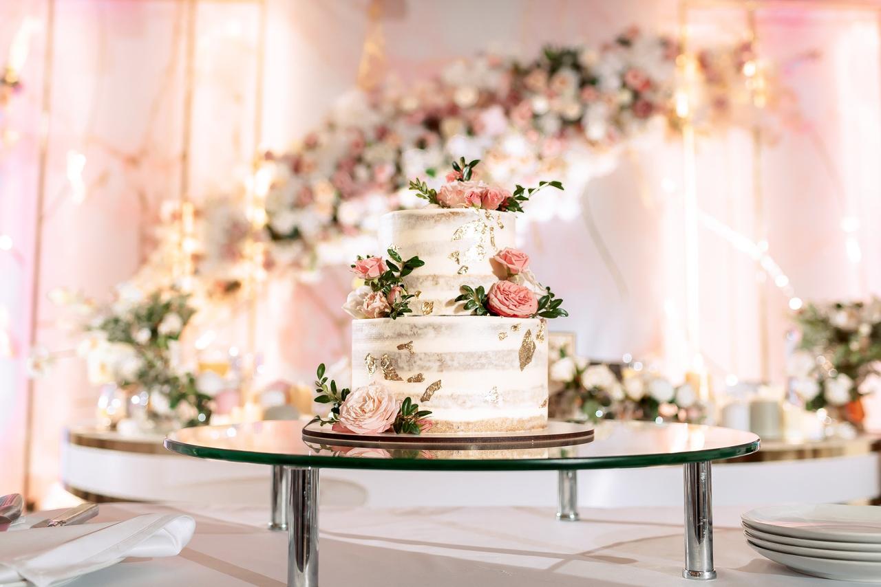 Color boda su significado: tarta de boda con flores en rosa