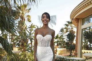 Vestido de novia corto con encaje y escote corazón