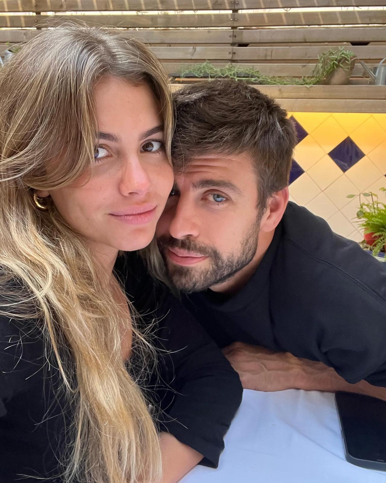 Gerard Piqué y Clara Chía posan muy juntos y con ropa del mismo color
