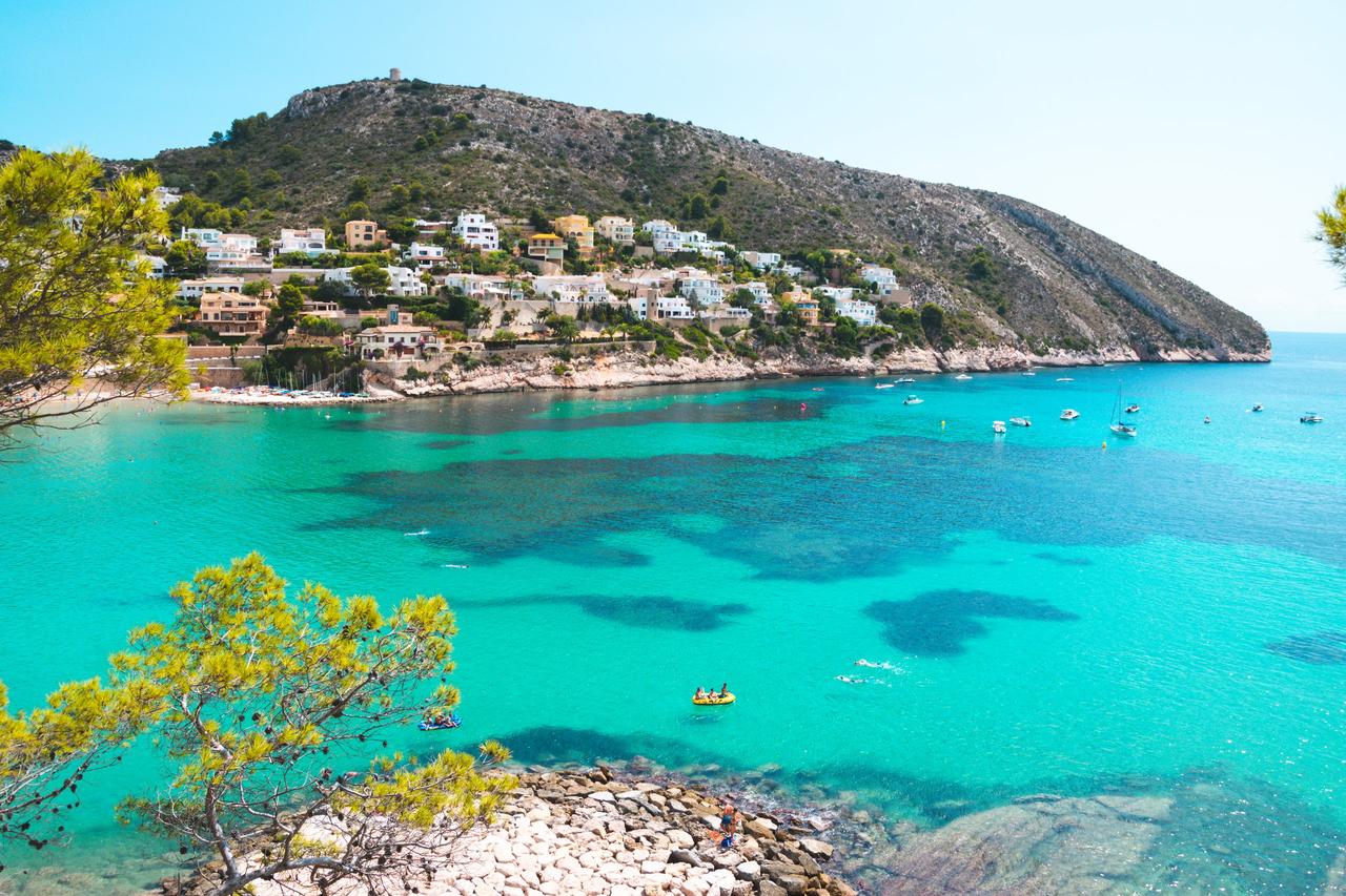 Impresionantes vistas de la playa El Portet en Teulada-Moraira, en la Costa Blanca