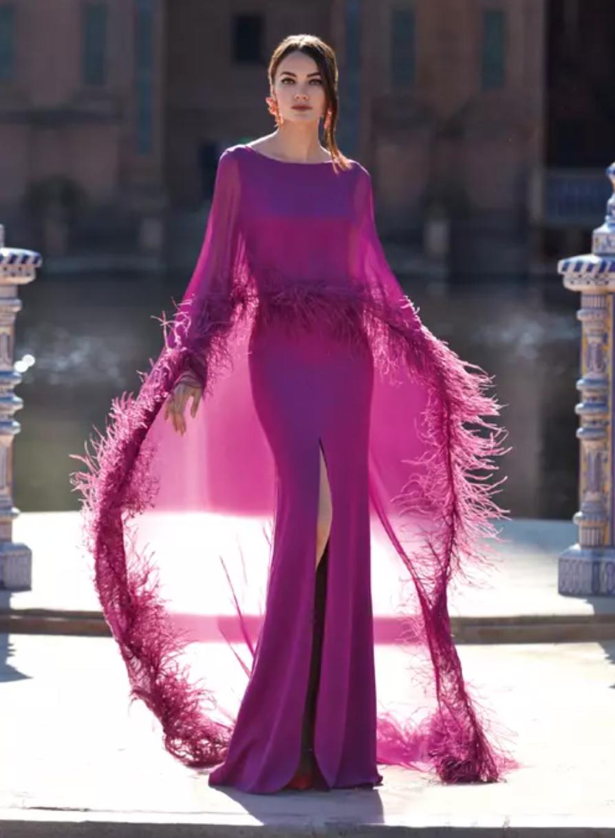 Madrina elegant sencilla: vestido de fiesta largo en morado con plumas