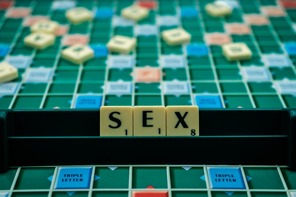 Juegos eróticos para parejas: piezas de Scrabble formando la palabra Sex 