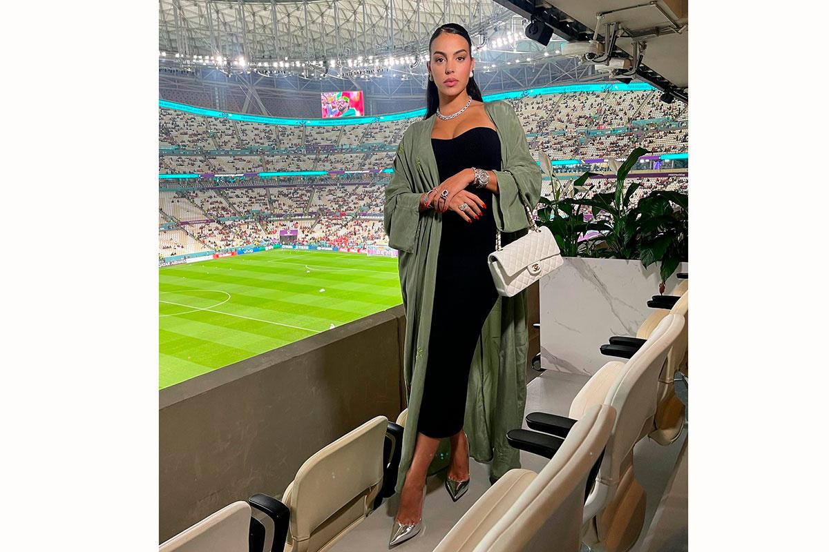 Georgina con vestido negro palabra de honor y kaftán verde en el mundial de Qatar