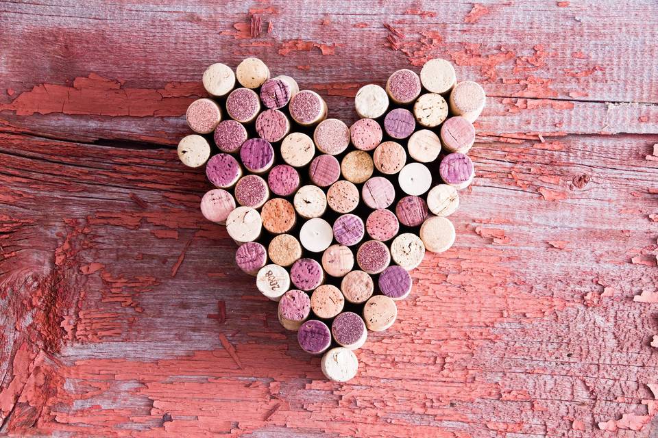 Tapones de vino: manualidades en forma de corazón para el día de la boda