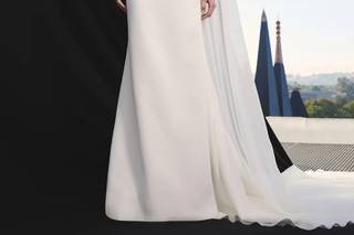 vestidos de novia para mujeres maduras: con perlas en el cuello y capa