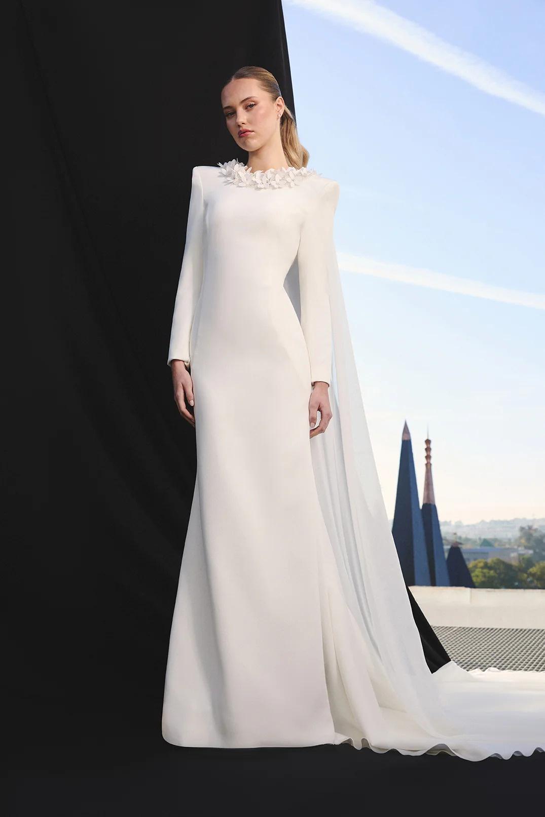 vestidos de novia para mujeres maduras: con perlas en el cuello y capa