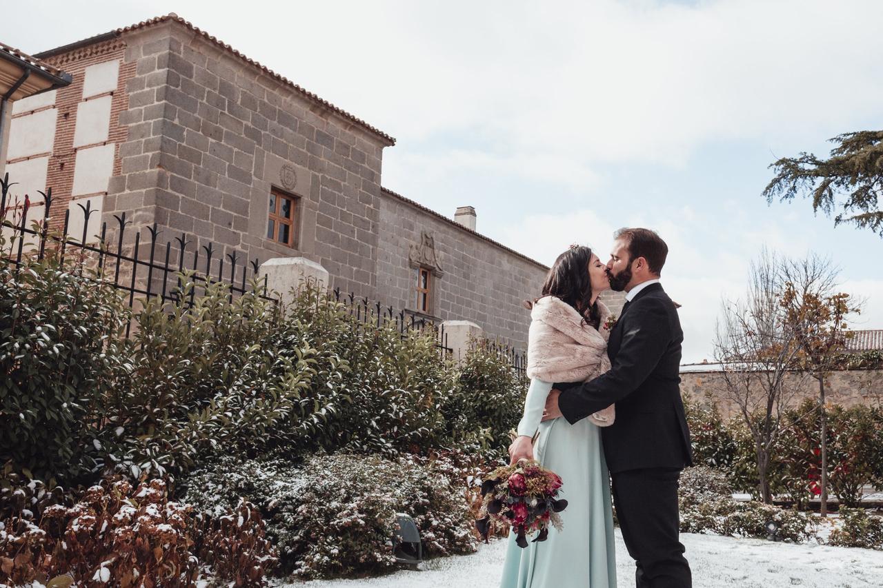 Novios en una boda de invierno Louvila Photography
