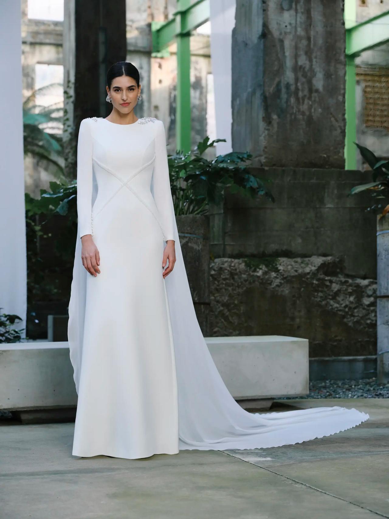 Vestido novia manga larga sencillo, con capa