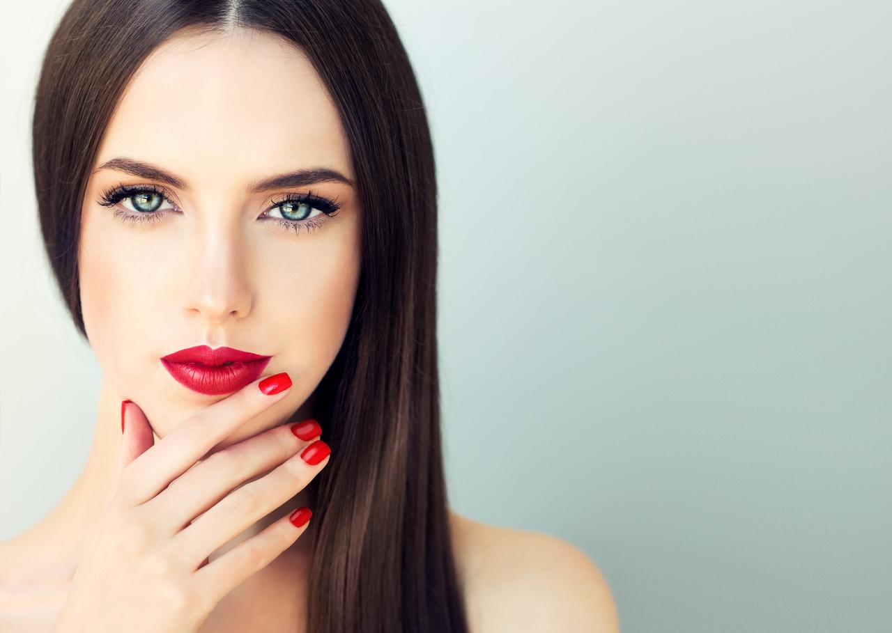 Tutorial de fiesta: maquillaje con labios rojos