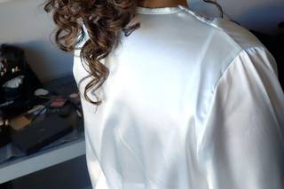 Peinados para bodas: pelo rizado semirrecogido