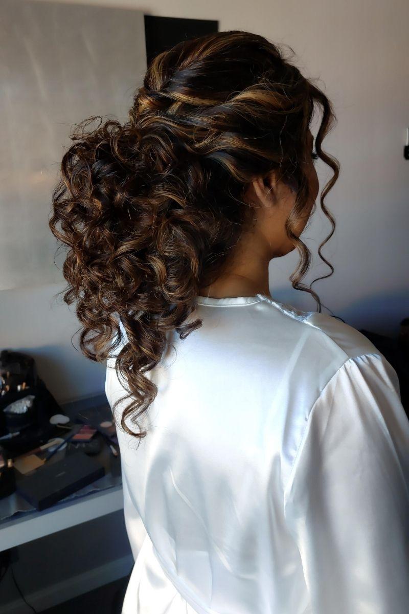 Peinados para bodas: pelo rizado semirrecogido