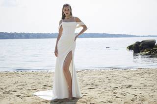 Vestido boda civil sencillo con abertura lateral y escote bardot