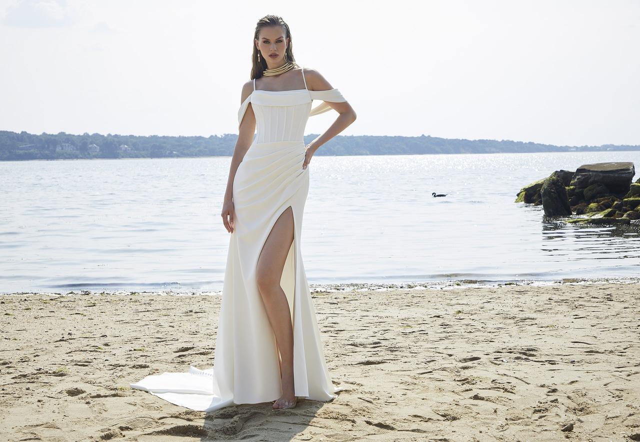 Vestido boda civil sencillo con abertura lateral y escote bardot