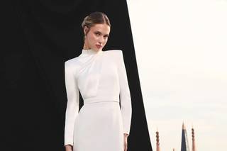 vestidos de novia para mujeres maduras: escote, cerrado, manga larga y hombreras