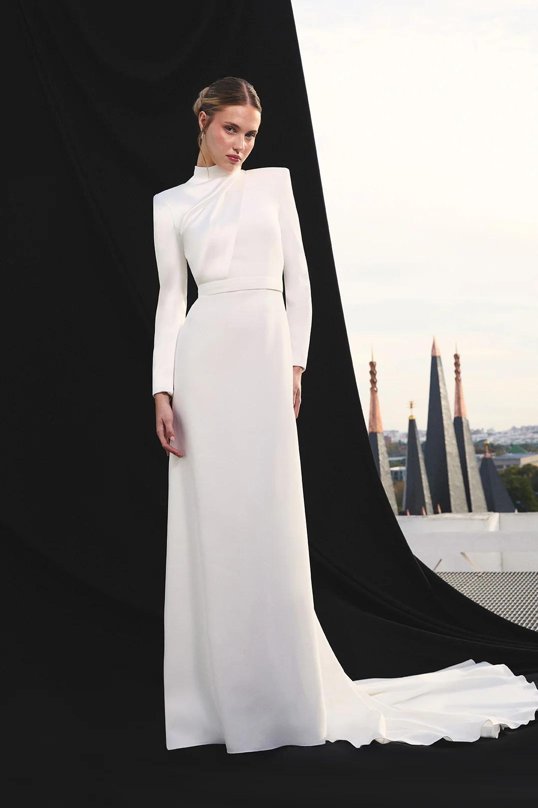 vestidos de novia para mujeres maduras: escote, cerrado, manga larga y hombreras