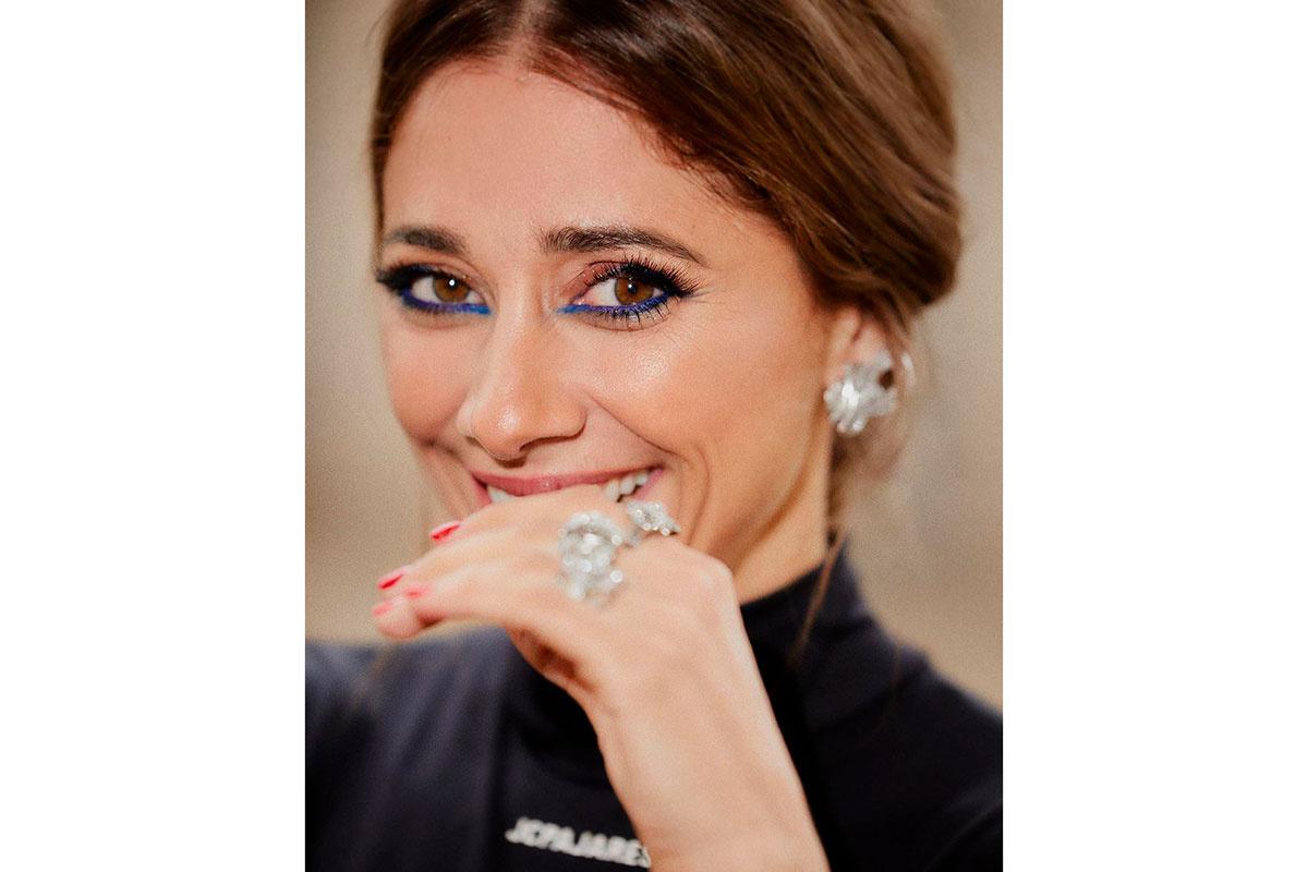 Mariam Hernández con delineado azul en los ojos y piel glow