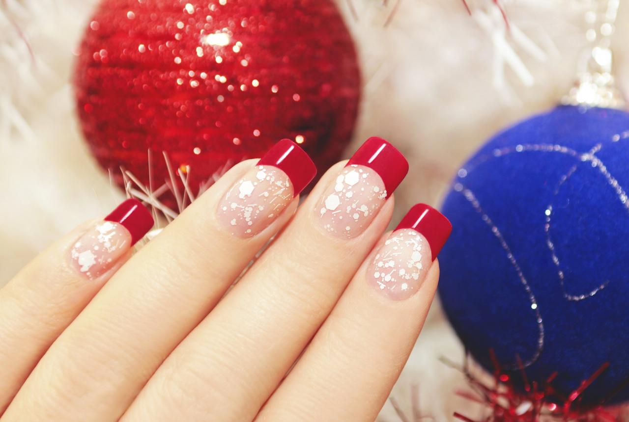 Ideas de decoración para uñas navideñas 2023: 30 manicuras muy originales