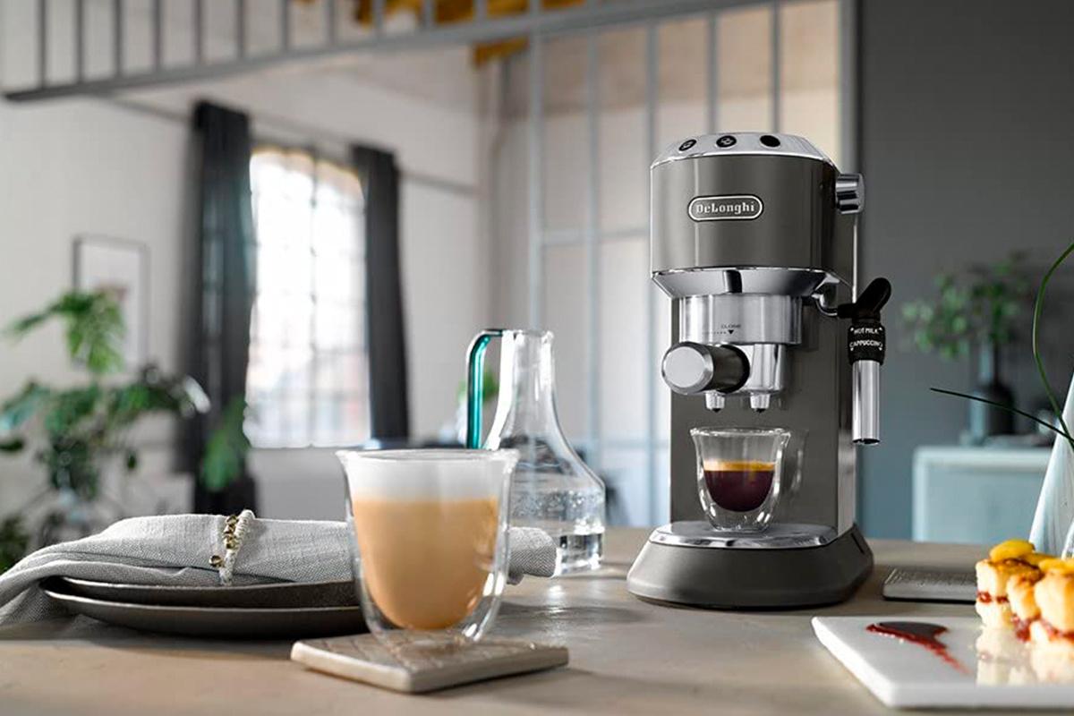 Encimera de cocina con una cafetera espress, de De